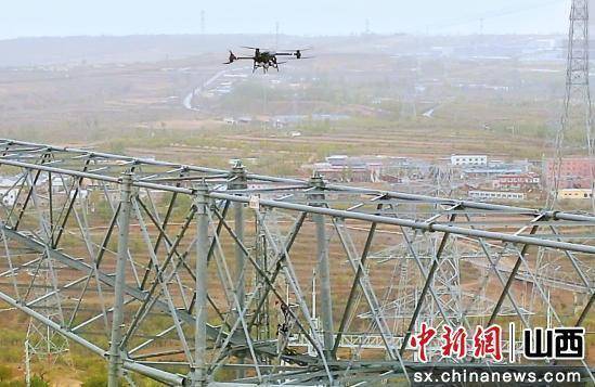 山西：百米高空 無人機(jī)首次精準(zhǔn)穿塔運(yùn)送接地線:焊線機(jī)
